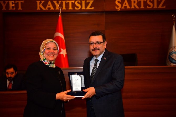 Genç, Belediye Meclis Üyelerine Plaket Takdim Etti