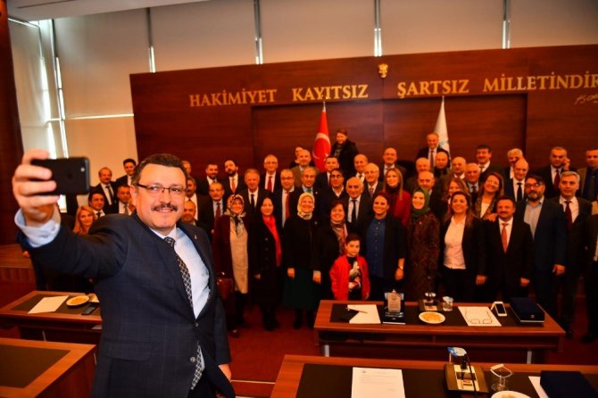 Genç, Belediye Meclis Üyelerine Plaket Takdim Etti