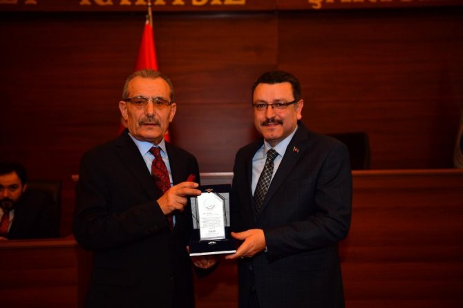 Genç, Belediye Meclis Üyelerine Plaket Takdim Etti