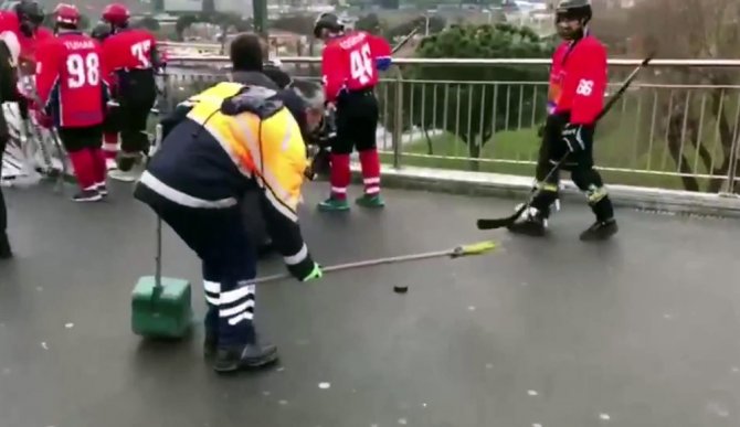 Buz Hokeyi Takımı Temizlik Görevlisine Karşı