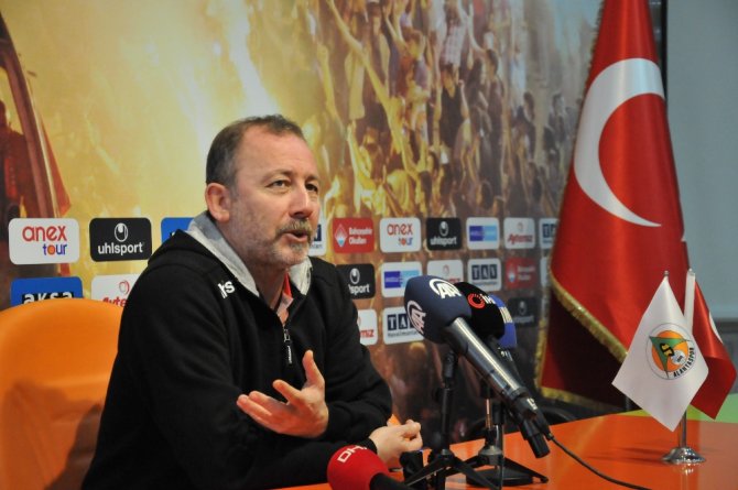 "Ozan’ı Futbolcu Olduğuna İkna Etmeye Çalışıyoruz"