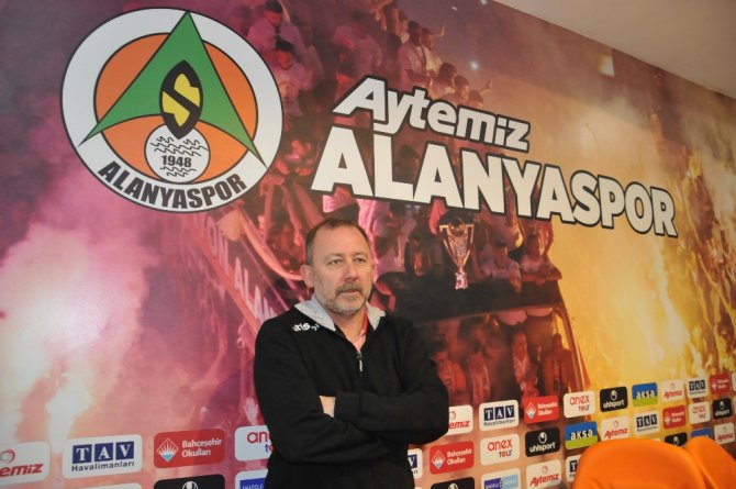 "Ozan’ı Futbolcu Olduğuna İkna Etmeye Çalışıyoruz"