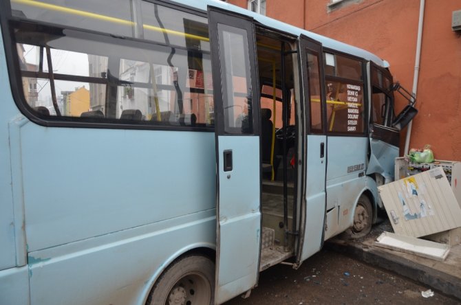 Freni Patlayan Dolmuş Duvara Çarptı: 8 Yaralı