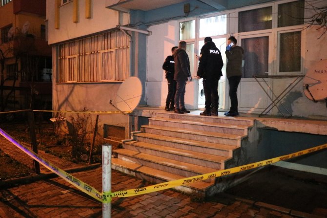 4 Çocuğunun Gözleri Önünde Eşinin Boğazını Kesti