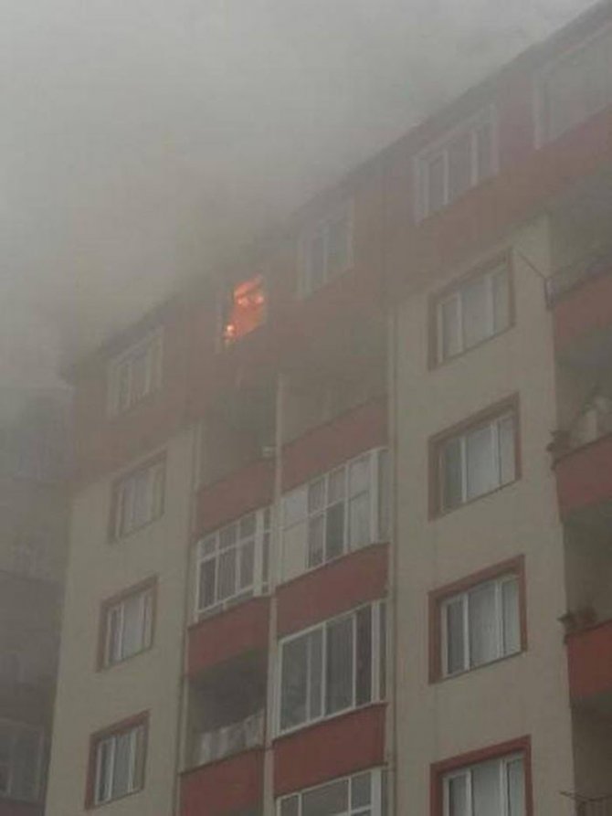 Giresun’da Bir Evin Çatı Katında Çıkan Yangın Söndürülmeye Çalışılıyor