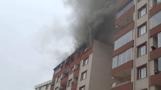 Giresun’da Bir Evin Çatı Katında Çıkan Yangın Söndürülmeye Çalışılıyor