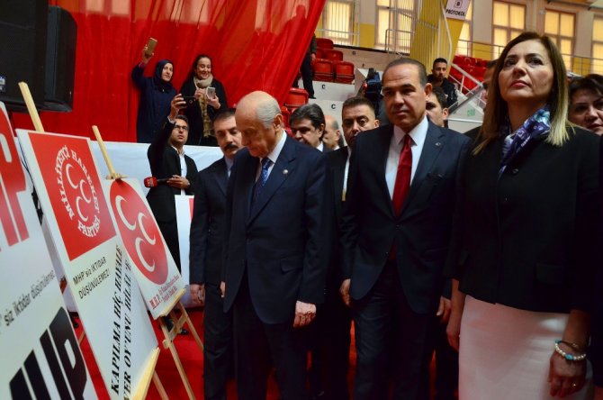 Bahçeli Mhp’nin 50. Yıl Sergisini Gezdi
