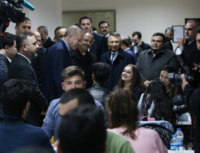 Cumhurbaşkanı Erdoğan Millet Kıraathanesinde Gençlerle Bir Araya Geldi