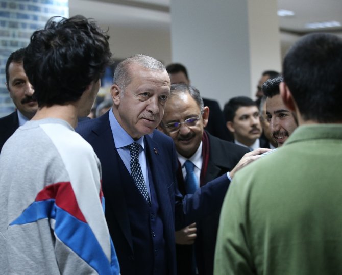 Cumhurbaşkanı Erdoğan Millet Kıraathanesinde Gençlerle Bir Araya Geldi