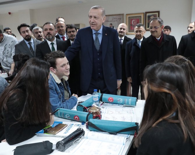 Cumhurbaşkanı Erdoğan Millet Kıraathanesinde Gençlerle Bir Araya Geldi