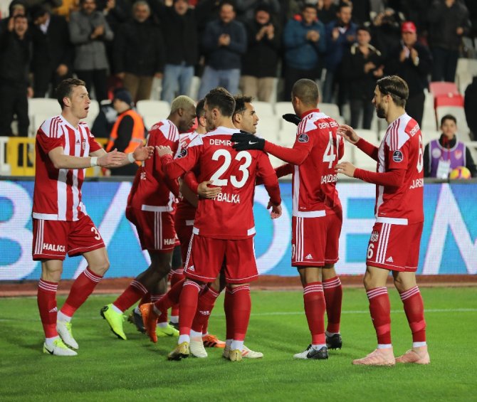 Spor Toto Süper Lig: Dg Sivasspor: 1 - Akhisarspor: 0 (İlk Yarı)