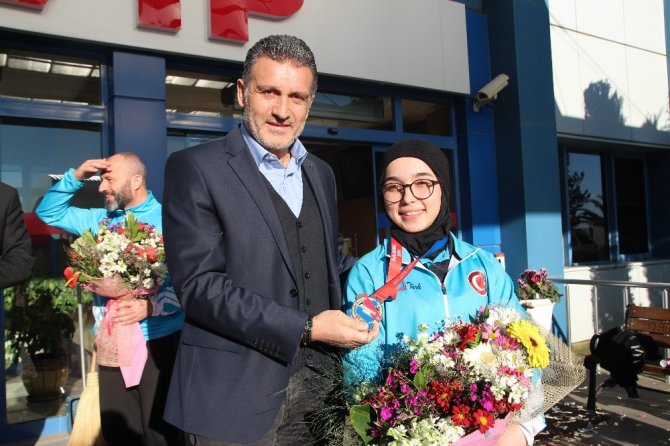 Avrupa Şampiyonu Genç Bayan Karateciye Coşkulu Karşılama