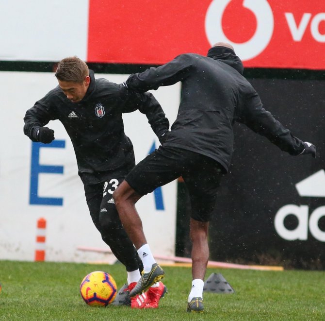Beşiktaş Sağanak Yağmur Altında Çalıştı