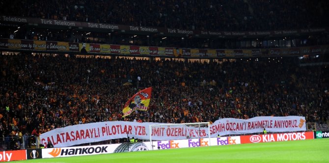 Galatasaray Taraftarından Anlamlı Pankartlar