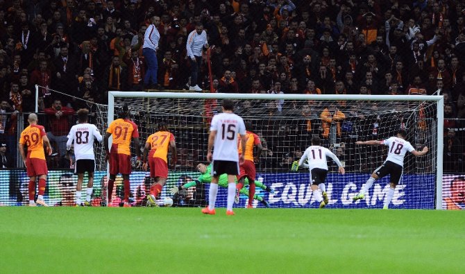Uefa Avrupa Ligi: Galatasaray: 0 - Benfica: 1 (İlk Yarı)