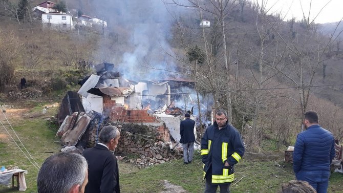 Uykudan Yangınla Uyandılar
