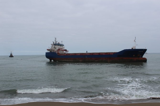 Karaya Oturan Gemi 2 Günlük Çalışma İle Kurtarıldı
