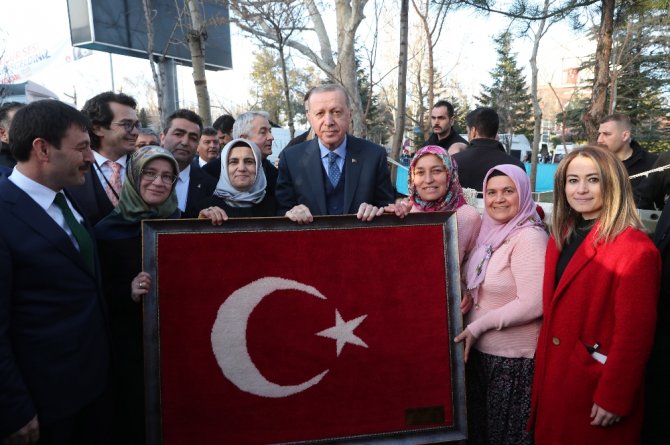 Cumhurbaşkanı Erdoğan Türk Bayraklı Halıya İlmek Attı