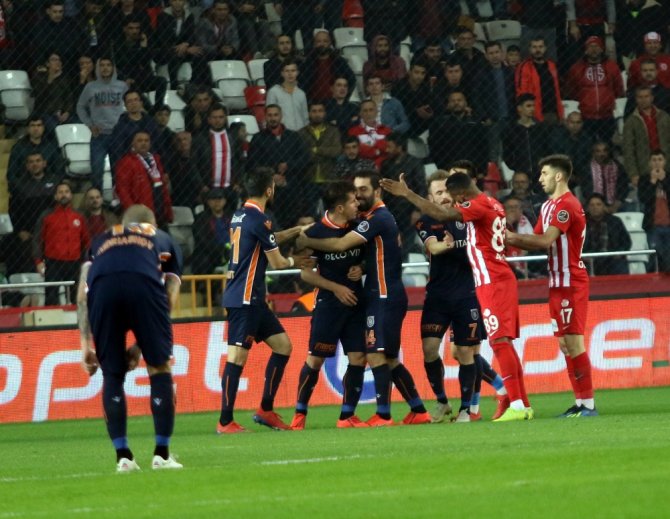 Spor Toto Süper Lig: Antalyaspor: 0 - Medipol Başakşehir: 1 (İlk Yarı)