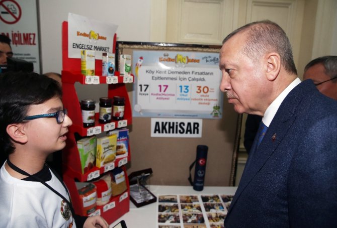 Cumhurbaşkanı Erdoğan Öğrencilerin Projelerini İnceledi
