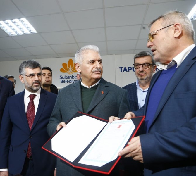 Binali Yıldırım Tapu Sevincine Ortak Oldu