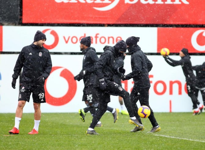 Beşiktaş Kar Yağışı Altında Çalıştı