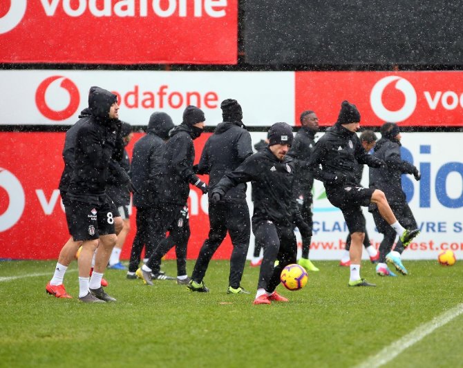 Beşiktaş Kar Yağışı Altında Çalıştı