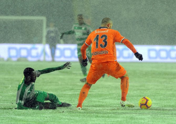 Medipol Başakşehir - Bursaspor Maçına Kar Engeli