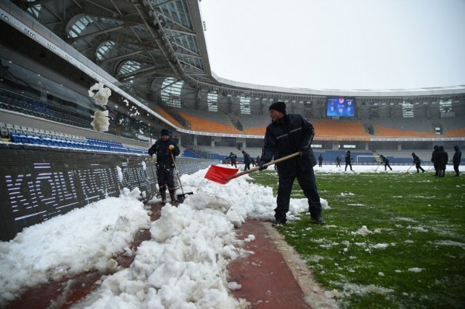 Fatih Terim Stadyumunda Kar Mesaisi