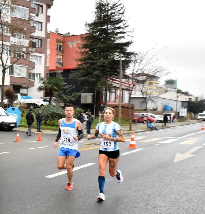 Trabzonspor’un Yıldızı Jose Sosa’nın Eşi Carolina Uluslararası Trabzon Yarı Maratonu’nu 7. Olarak Tamamladı