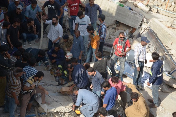 Pakistan’da Bina Çöktü: 3 Ölü