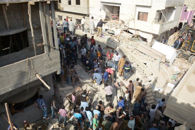 Pakistan’da Bina Çöktü: 3 Ölü