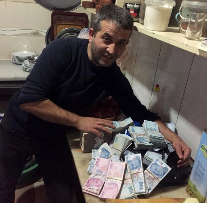 Sipariş Ettiği Gıda Kolisinden 300 Bin Tl Çıktı