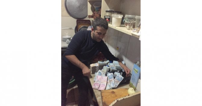 Sipariş Ettiği Gıda Kolisinden 300 Bin Tl Çıktı