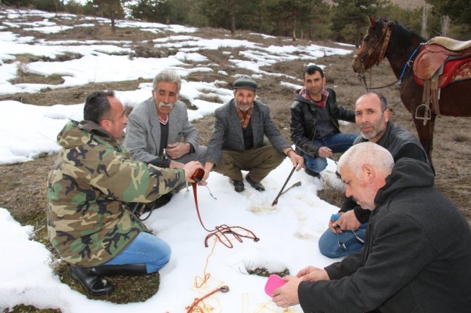 Atlara Binip ’Karlı Pekmez’ Yemeye Gittiler