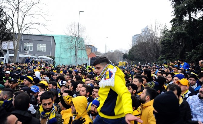 Fenerbahçe Taraftarları Vodafone Park’a Geldi