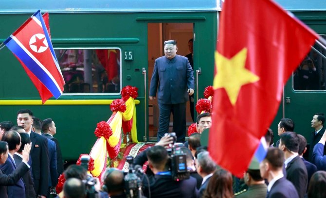 Kim Vietnam’da, Trump Yolda