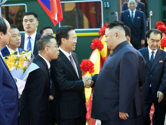 Kim Vietnam’da, Trump Yolda