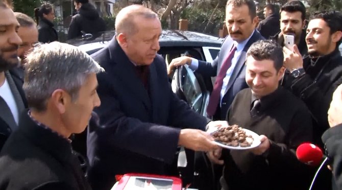 Erdoğan’a Evinin Önünde Doğum Günü Sürprizi