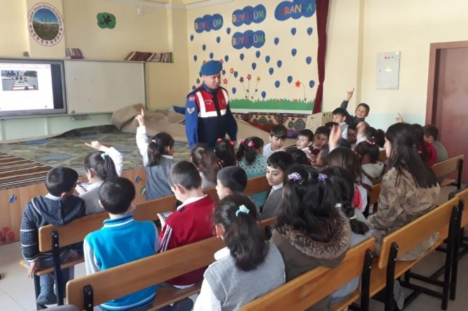 Gümüşhane’de Jandarma Trafik Dedektiflerini Bilgilendiriyor