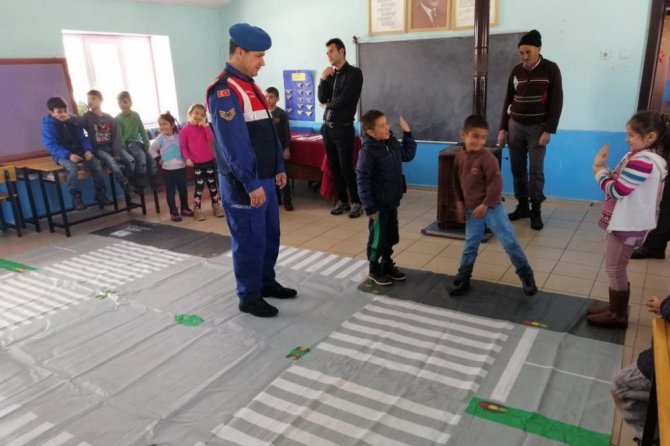 Gümüşhane’de Jandarma Trafik Dedektiflerini Bilgilendiriyor