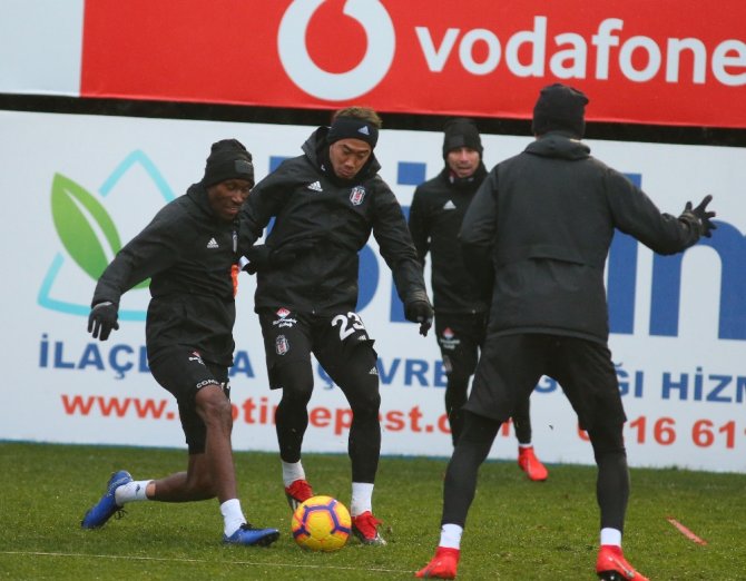 Beşiktaş, Karla Karışık Yağmur Altında Çalıştı