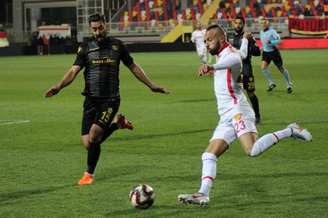 İlk Yarı Sessiz Bitti