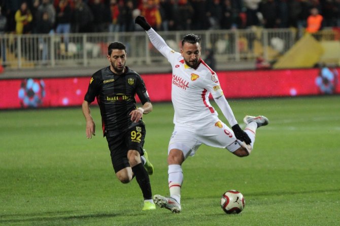 İlk Yarı Sessiz Bitti