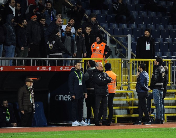 Taraftarlar Mustafa Denizli’yi İstifaya Davet Etti