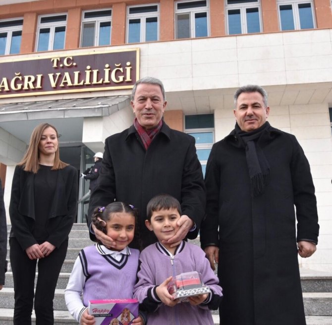 Bakan Akar Ve Komutanlar Ağrı’da