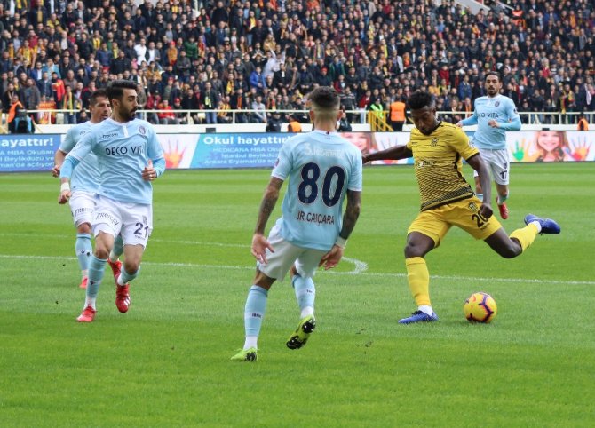 Medipol Başakşehir İlk Yarıda Golü Buldu