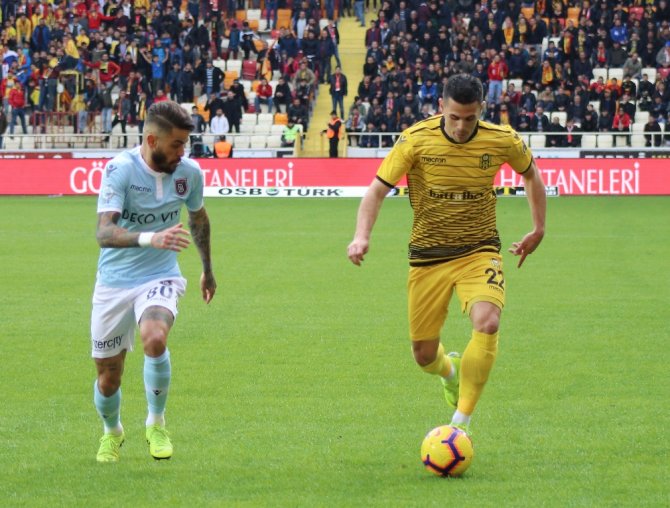 Medipol Başakşehir İlk Yarıda Golü Buldu