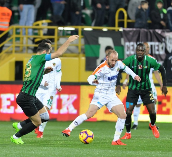 İlk Yarı Sessiz Bitti