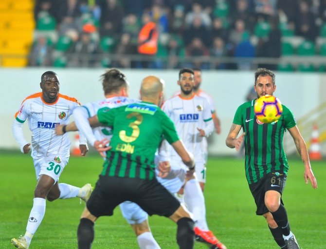 İlk Yarı Sessiz Bitti
